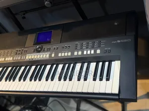 Yamaha PSR S650 Piano Keyboard