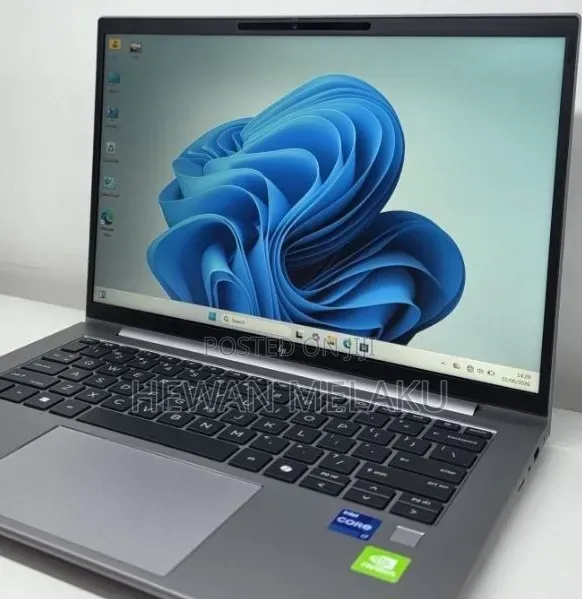 New Laptop HP ZBook Firefly G9 16GB Intel Core i7 SSD 512GB