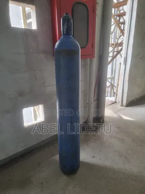 ከሬጉሌተር ጋር የሚቀርብ ኦክስጅን ሲሊንደር