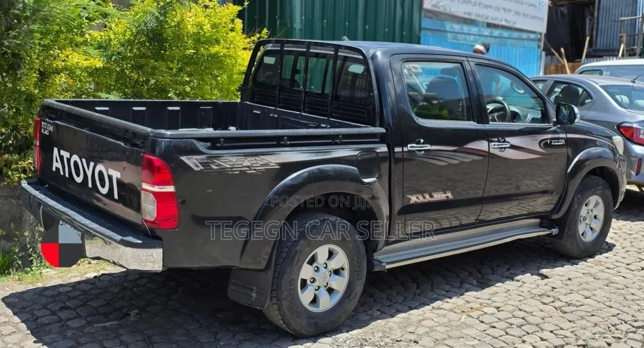 Toyota Hilux 2012 Black