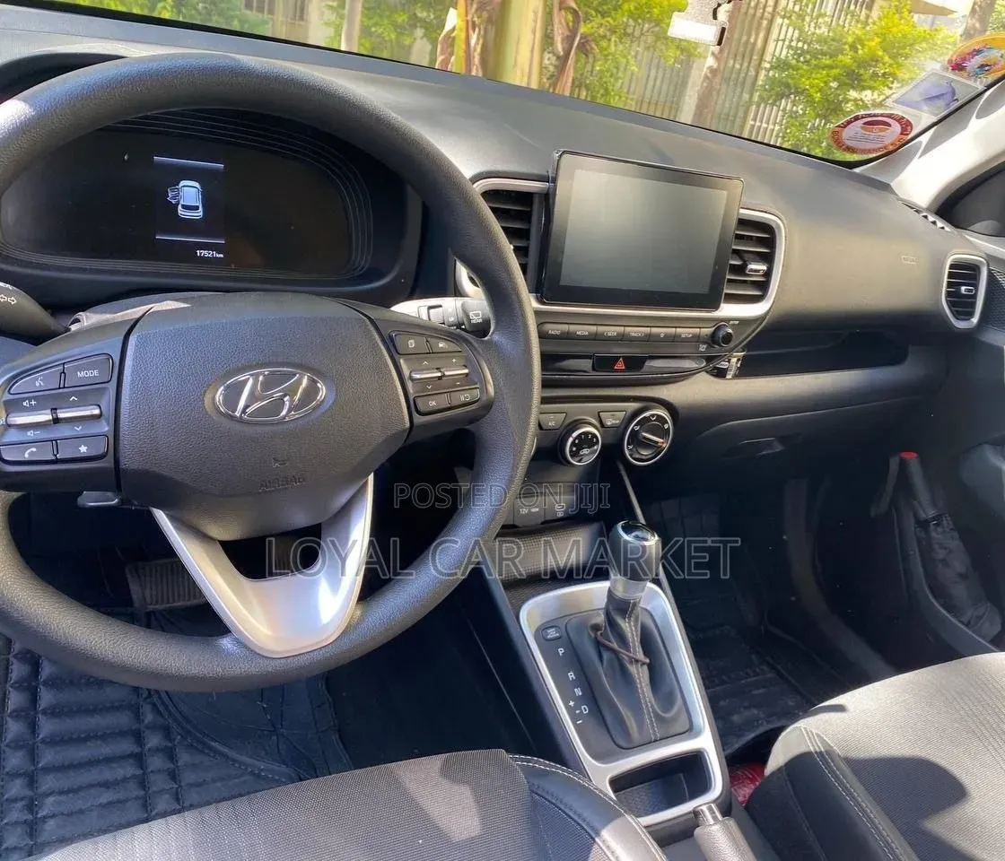Hyundai Venue 2023 White
