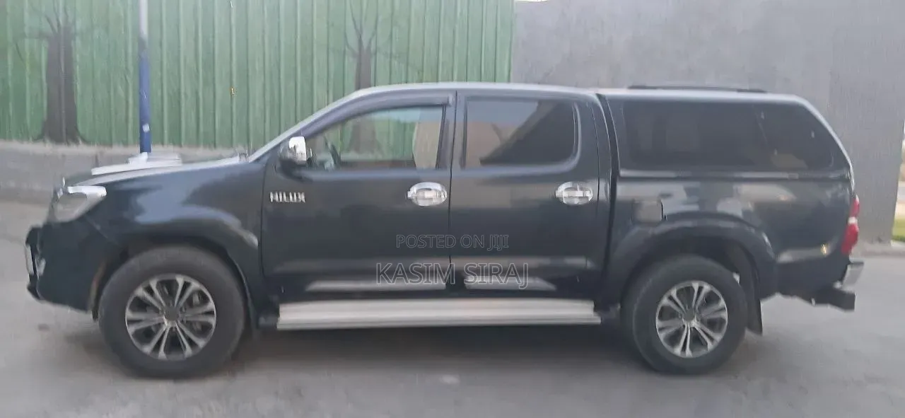 Toyota Hilux 2015 Gray