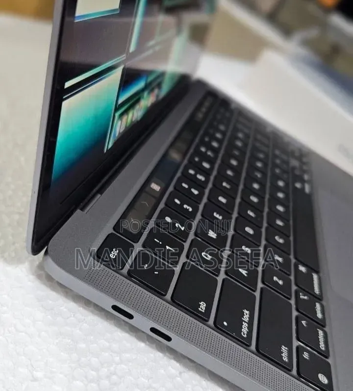 New Laptop Apple MacBook Pro 2022 M2 8GB Apple M2 SSD 256GB