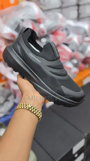 Qipinchao Slip-on Knit Sneaker Features a Thick, Cushioned Sole