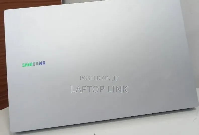 New Laptop Samsung Galaxy Book4 8GB Intel Core i5 SSD 512GB