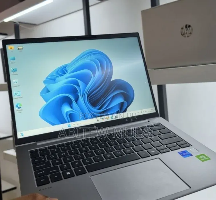 New Laptop HP ZBook Firefly G9 16GB Intel Core i7 SSD 512GB