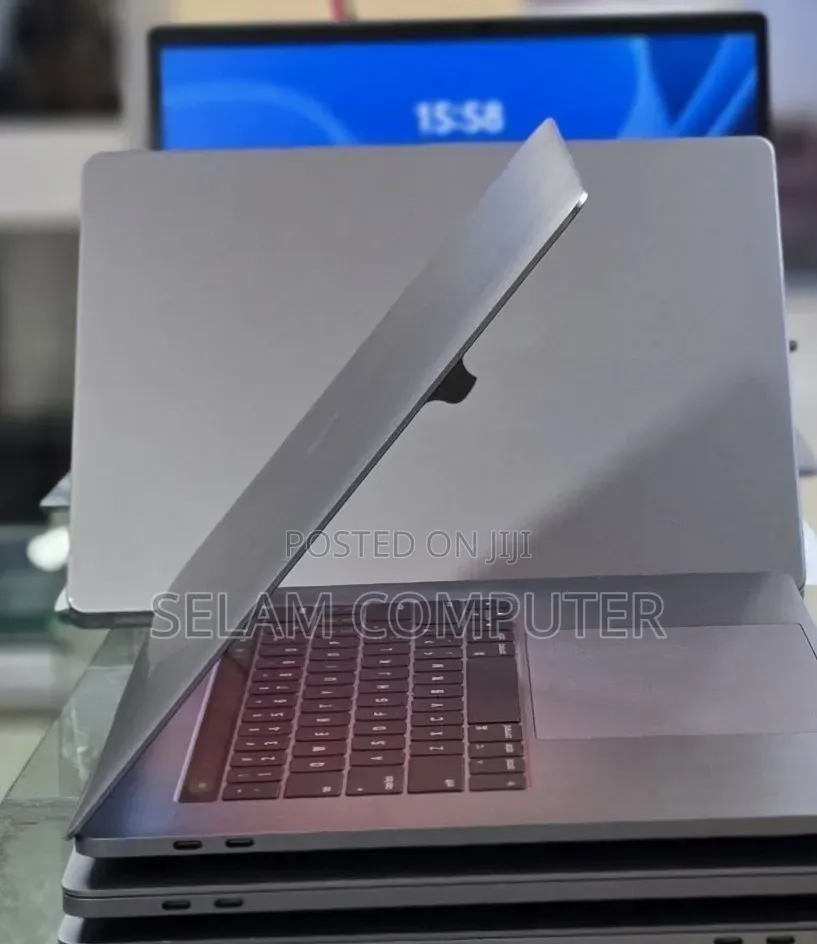 New Laptop Apple MacBook Pro 2017 16GB Intel Core i7 SSD 512GB