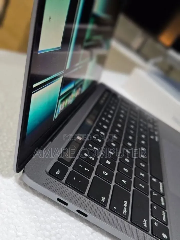 New Laptop Apple MacBook Pro 2022 M2 8GB Apple M2 SSD 256GB