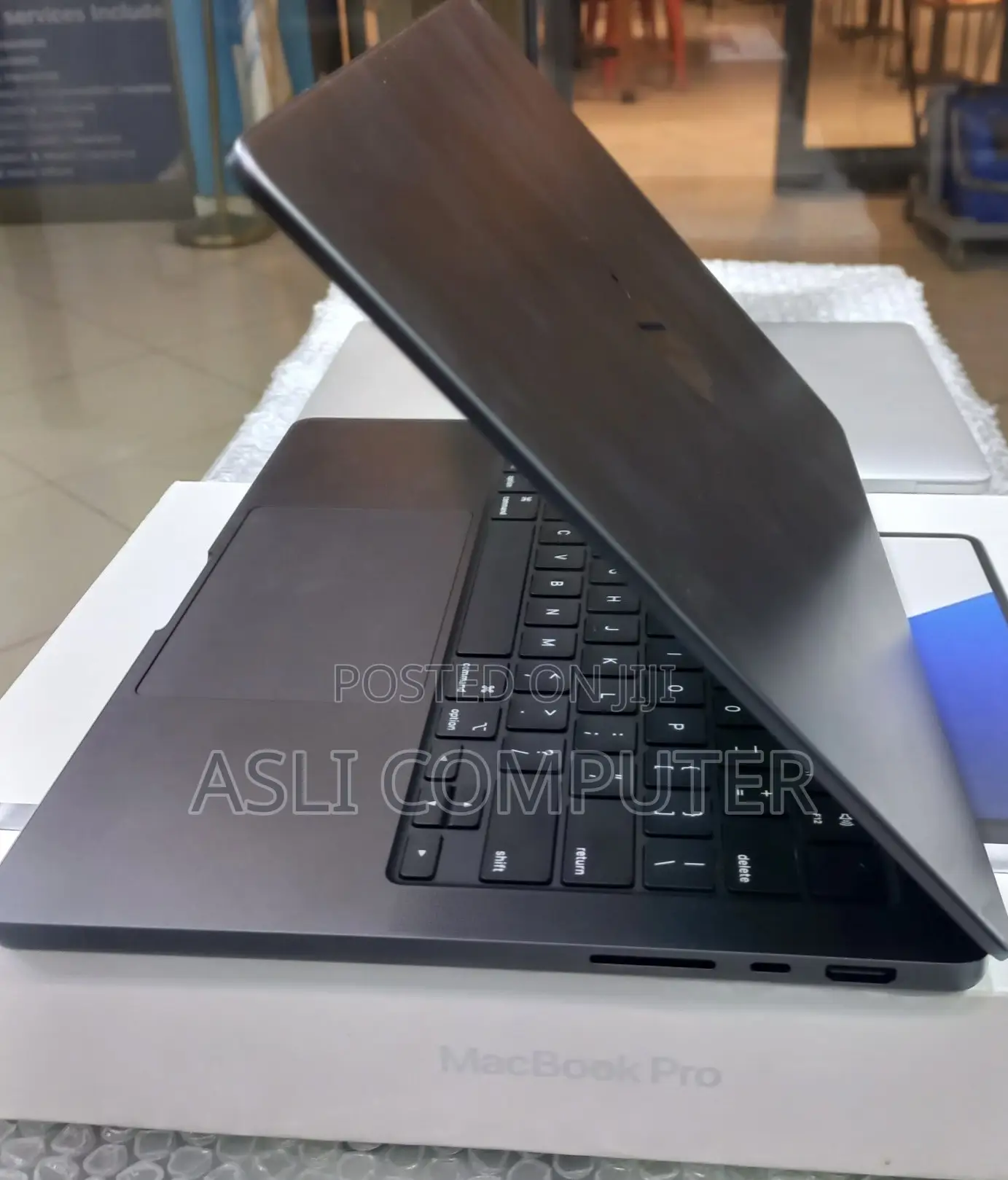 New Laptop Apple MacBook Pro 2025 M5 16GB Apple M5 SSD 512GB