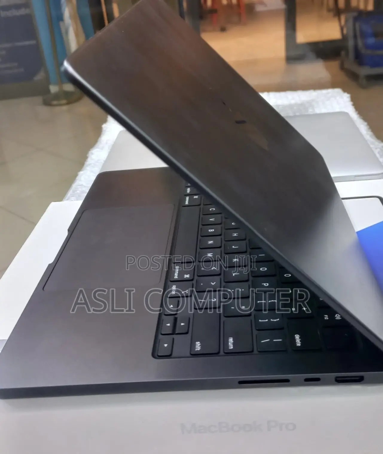 New Laptop Apple MacBook Pro 2025 M5 16GB Apple M5 SSD 512GB