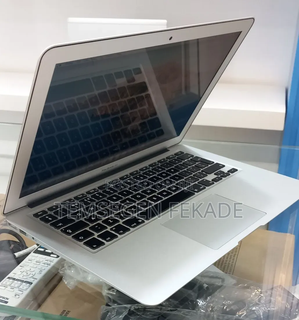 New Laptop Apple MacBook Pro 2017 8GB Intel Core i5 SSD 128GB