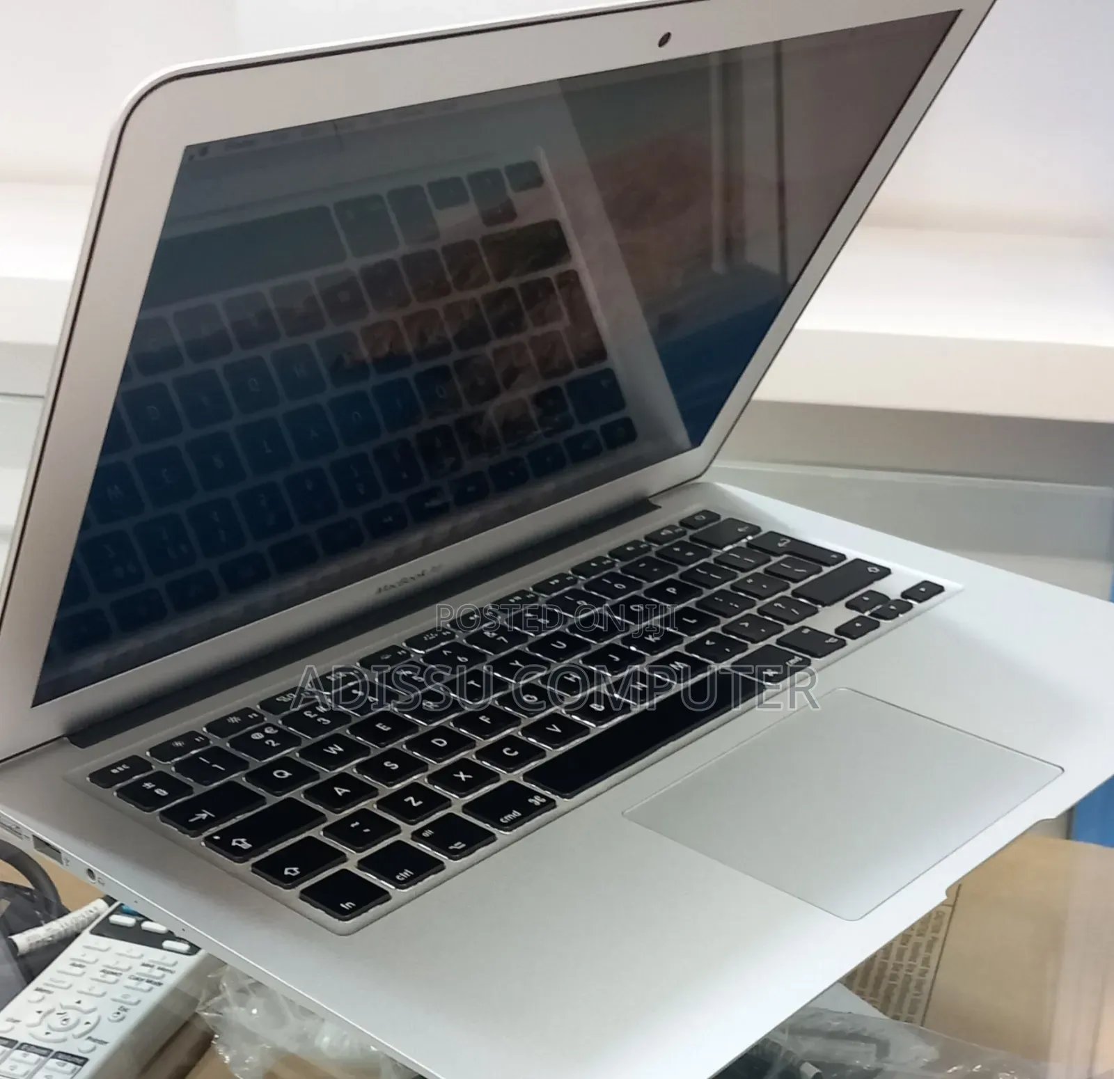 New Laptop Apple MacBook Pro 2017 8GB Intel Core i5 SSD 128GB