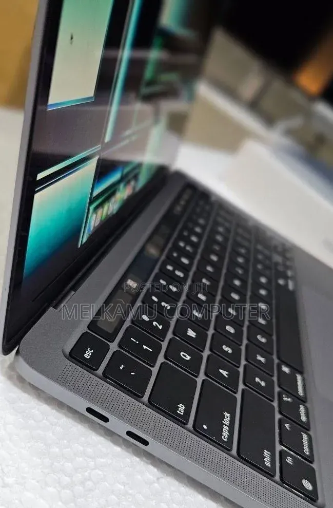 New Laptop Apple MacBook Pro 2022 M2 8GB Apple M2 SSD 256GB