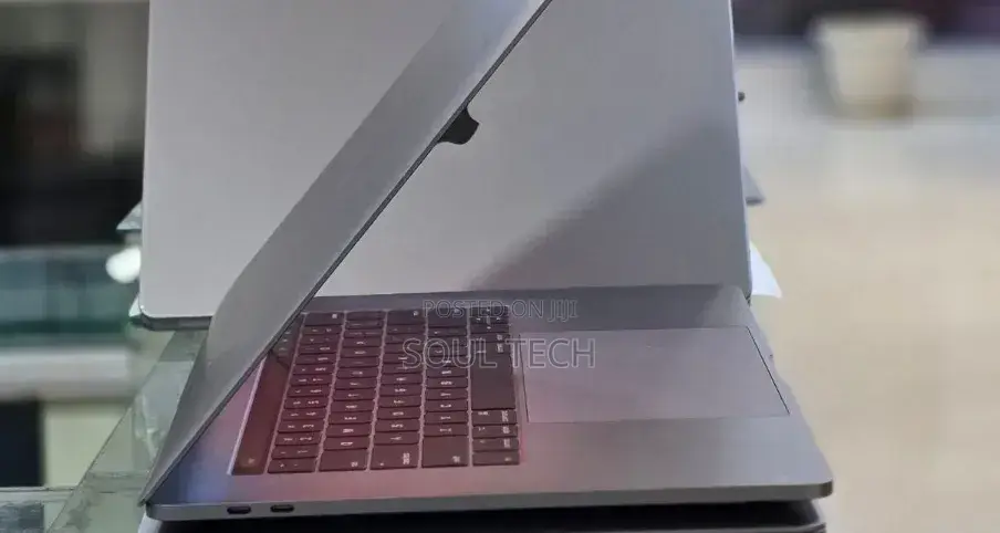 New Laptop Apple MacBook Pro 2017 16GB Intel Core i7 SSD 512GB