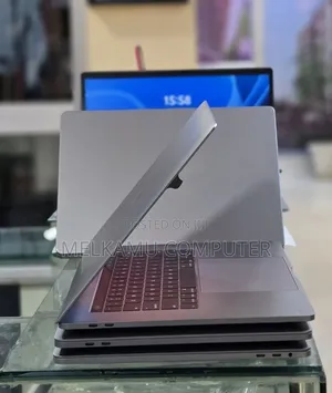 New Laptop Apple MacBook Pro 2017 16GB Intel Core i7 SSD 512GB