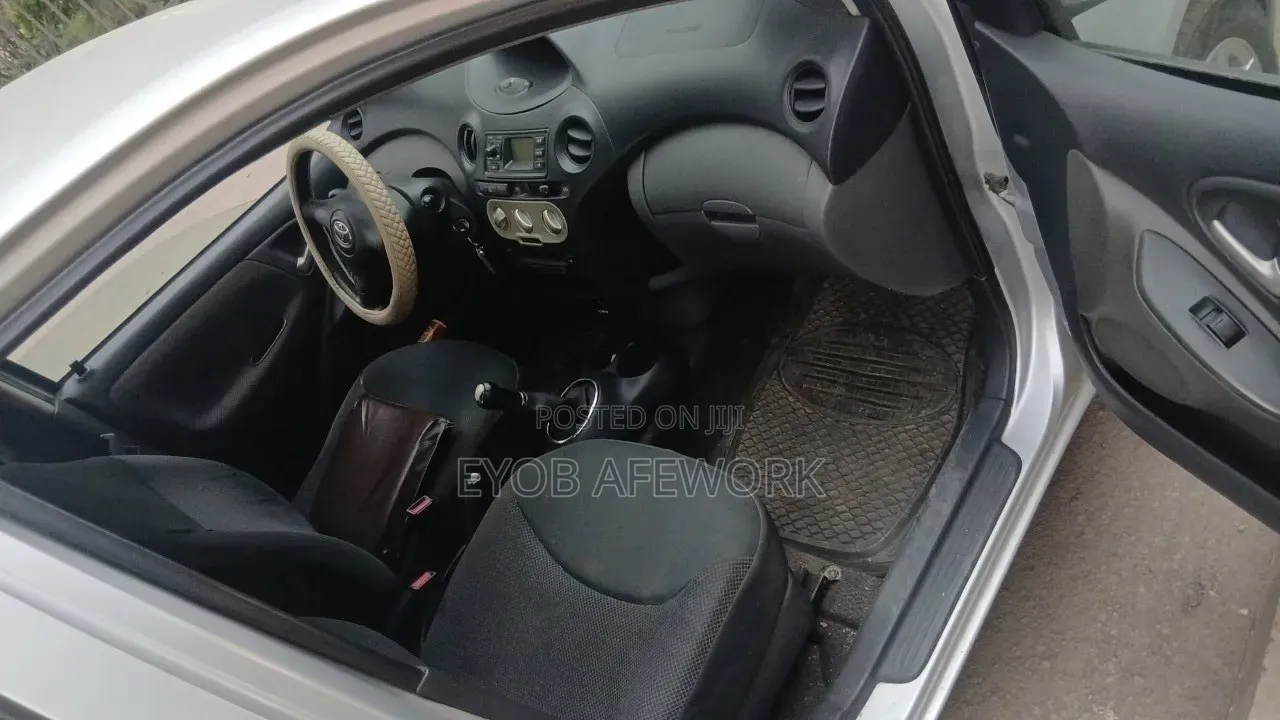 Toyota Vitz 2005 Silver
