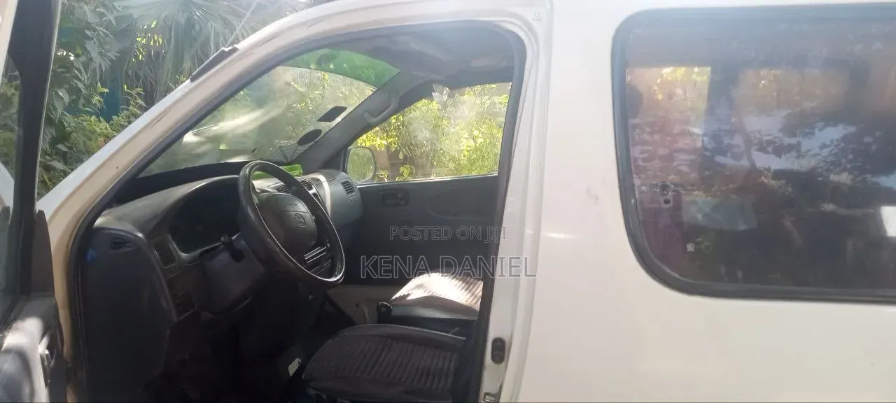 Toyota HiAce 2001 White