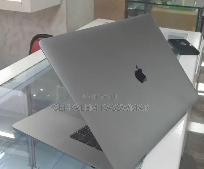 New Laptop Apple MacBook Pro 2018 16GB Intel Core i7 SSD 512GB