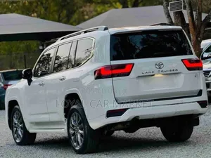Toyota Land Cruiser 2022 White