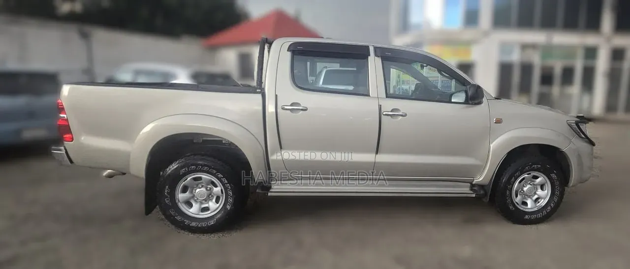Toyota Hilux 2013 Gold