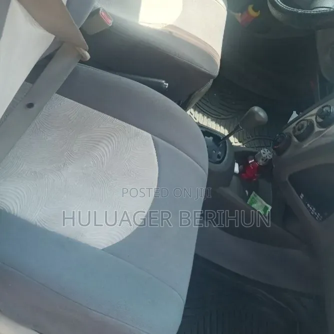 Toyota Yaris 2010 Silver