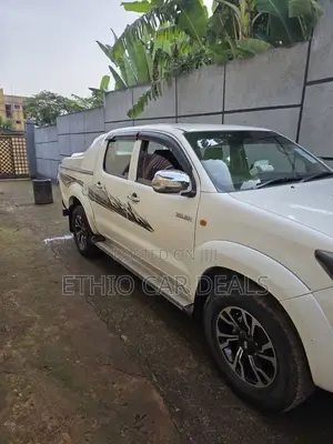 Toyota Hilux 2011 White