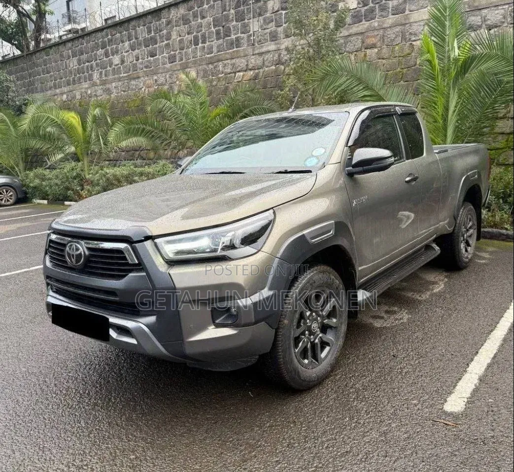 Toyota Hilux 2021 White