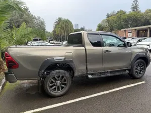 Toyota Hilux 2021 White