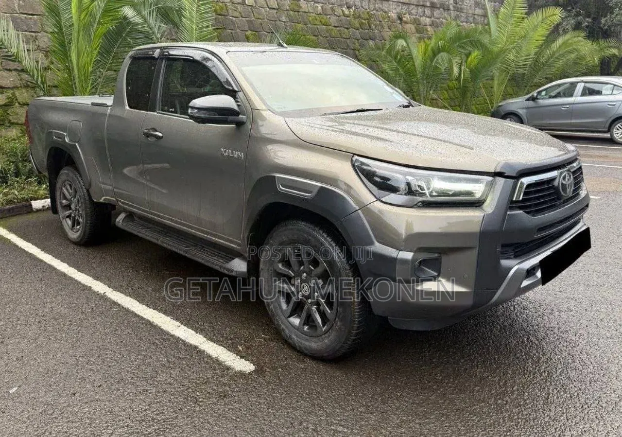 Toyota Hilux 2021 White