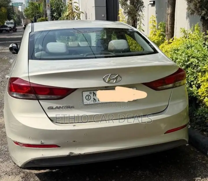 Hyundai Elantra 2017 Silver