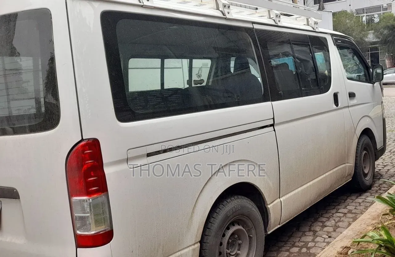Toyota HiAce 2011 White