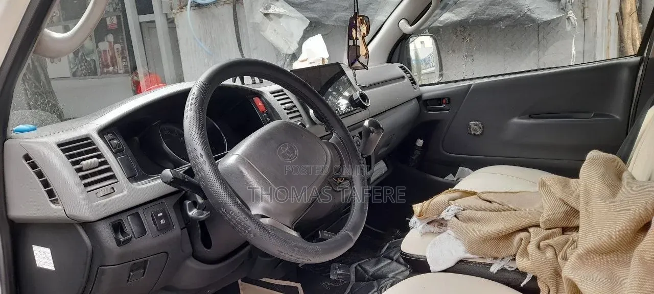 Toyota HiAce 2011 White