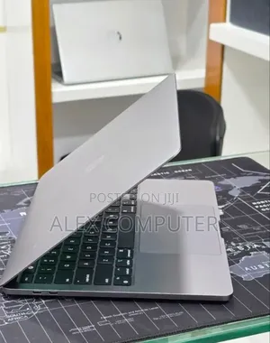 New Laptop Apple MacBook Pro 2022 M2 16GB Apple M2 SSD 512GB