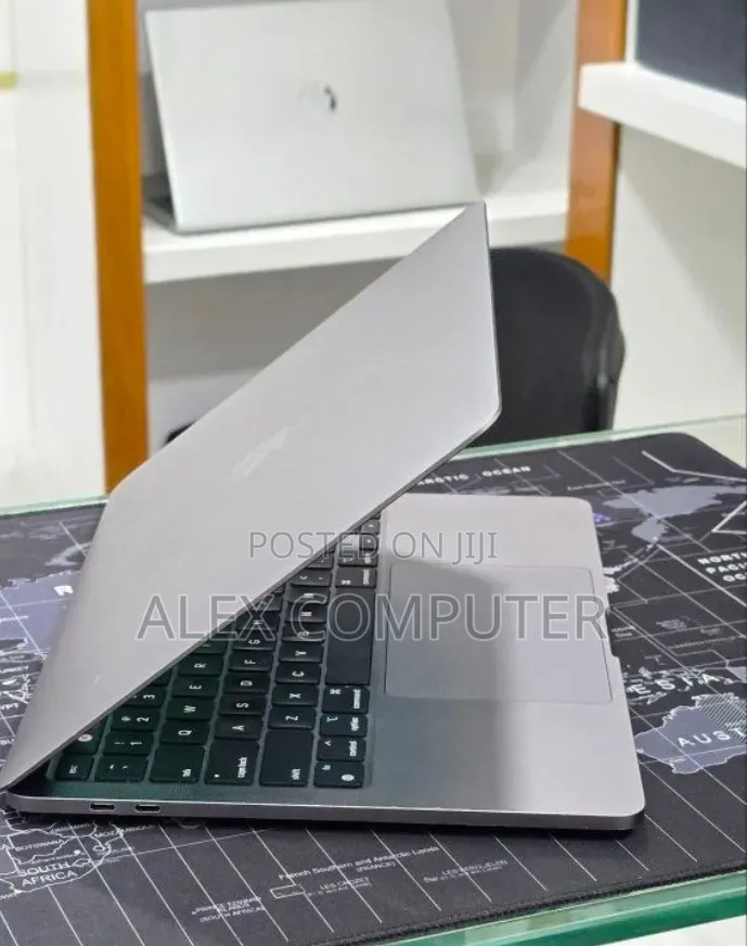 New Laptop Apple MacBook Pro 2022 M2 16GB Apple M2 SSD 512GB