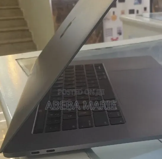 New Laptop Apple MacBook Pro 2018 16GB Intel Core i7 SSD 512GB