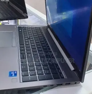 New Laptop HP ZBook Firefly G8 16GB Intel Core i7 SSD 512GB