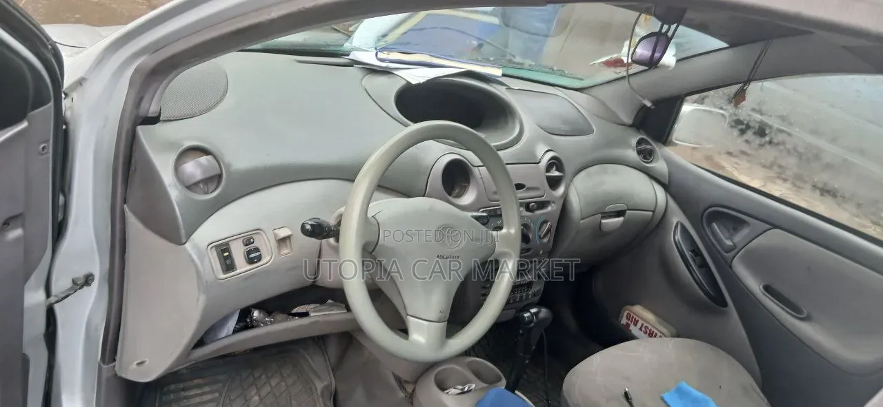 Toyota Platz 2001 Silver
