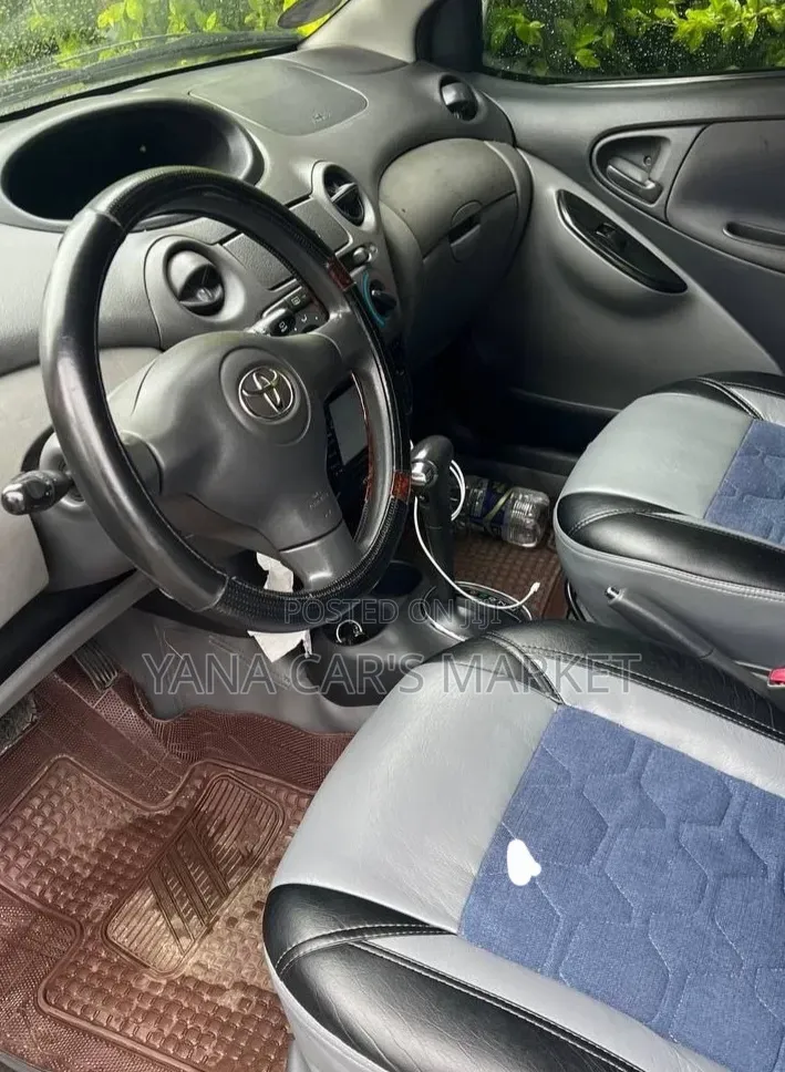 Toyota Vitz 2003 Silver