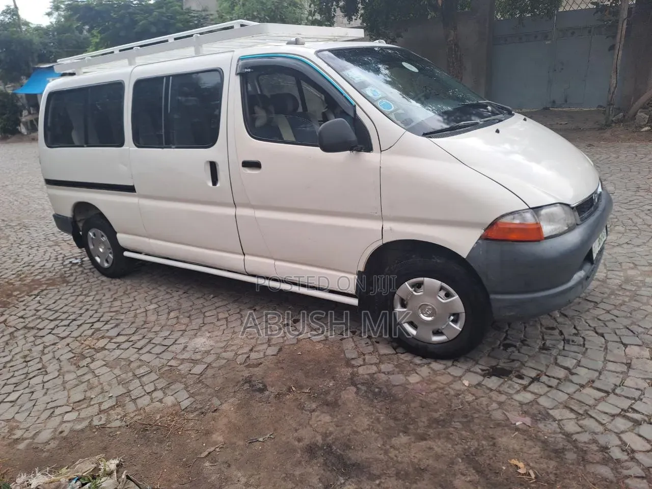 Toyota Grand HiAce 2000 White
