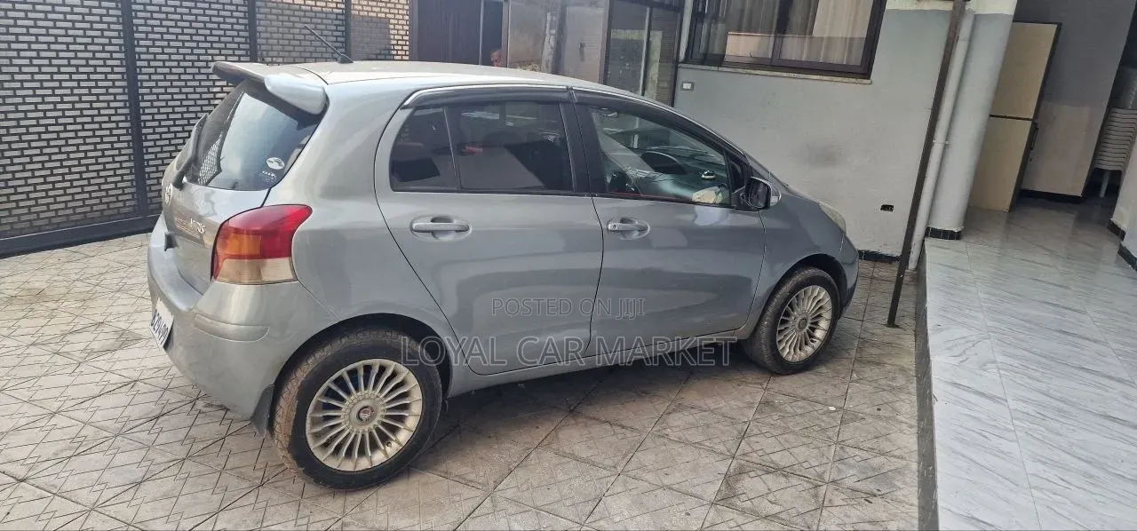 Toyota Yaris 2010 Gray
