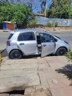 Toyota Yaris 2010 Silver