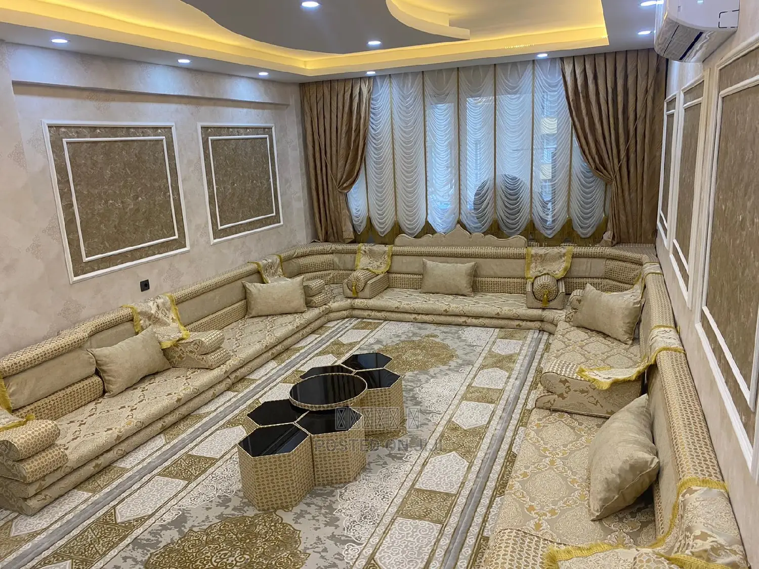 Mejles Arabia With Table