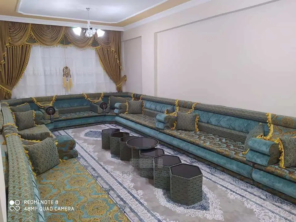 Mejles Arabia With Table
