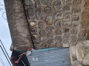ፈራሽ ቤት ማርቆስ ህንፃ ጀርባ