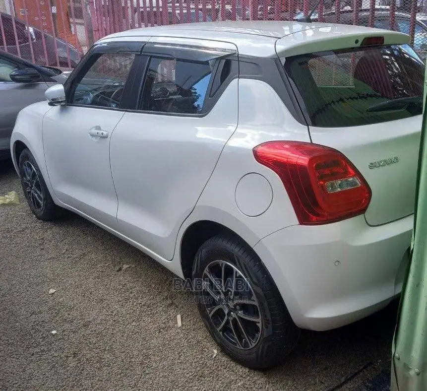 Suzuki Swift 2023 Silver