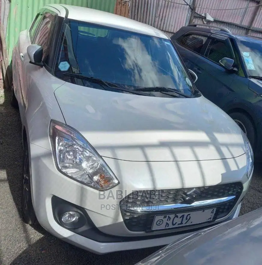Suzuki Swift 2023 Silver