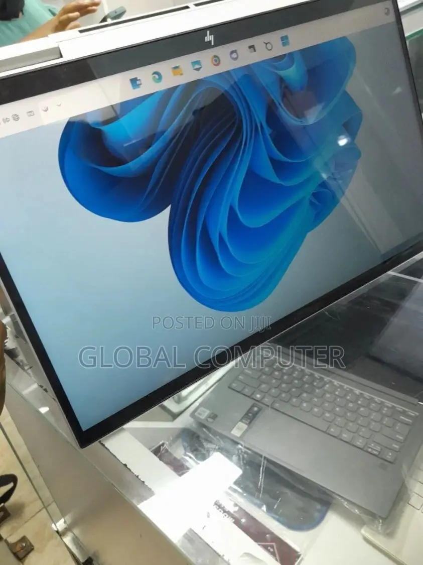 New Laptop HP Envy X360 8GB Intel Core I5 SSD 256GB