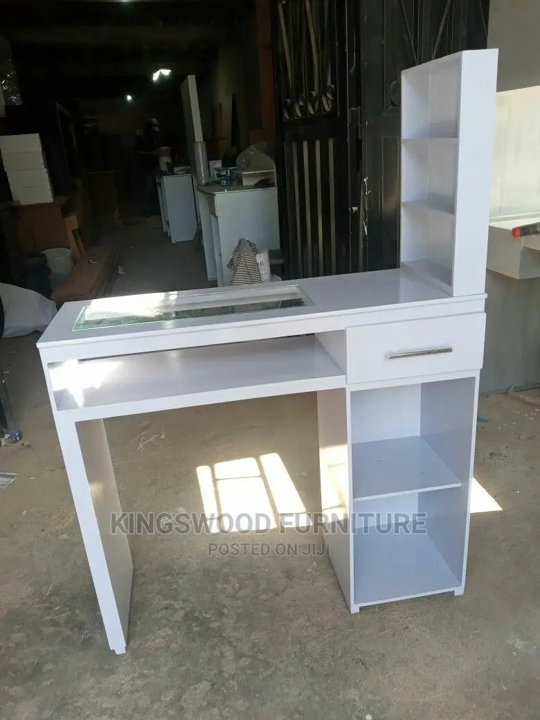 Nail Table (የጥፍር ጠረጴዛ) P30 C1124