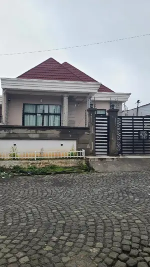 5bdrm Villa in Addis Abeba, Bole for sale
