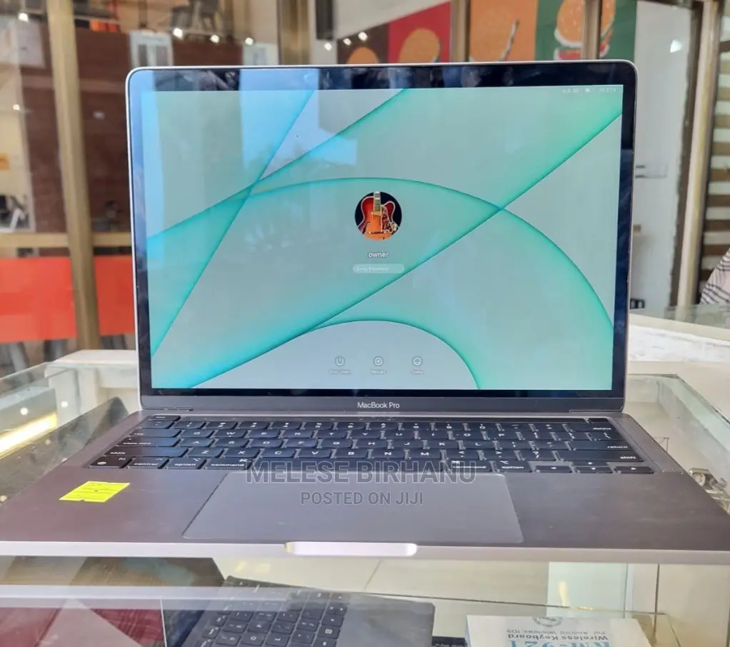 New Laptop Apple MacBook Pro 2020 M1 8GB Intel Core I7 SSD 256GB